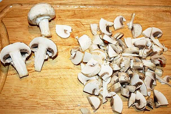 paddenstoelen wassen en hakken
