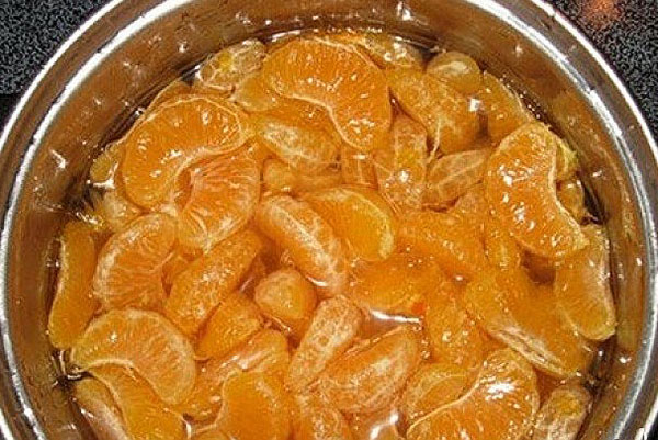nalejte mandarínky so sirupom