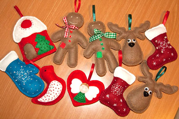 Noel ağacı üzerinde bir dizi oyuncak