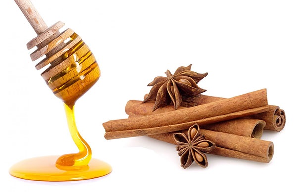 naturlig honning og kanelpinner