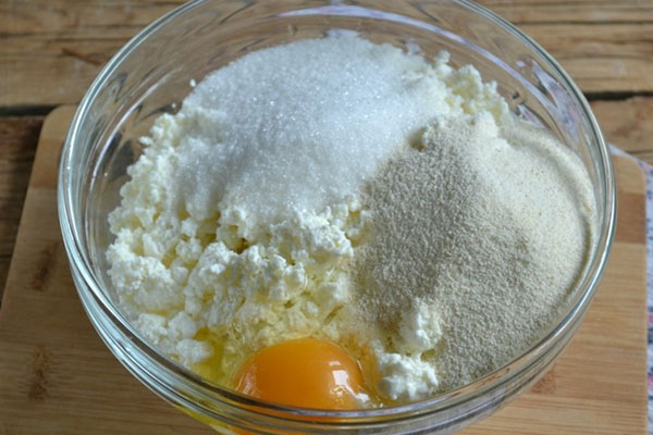 misture o queijo cottage, semolina, açúcar e ovos