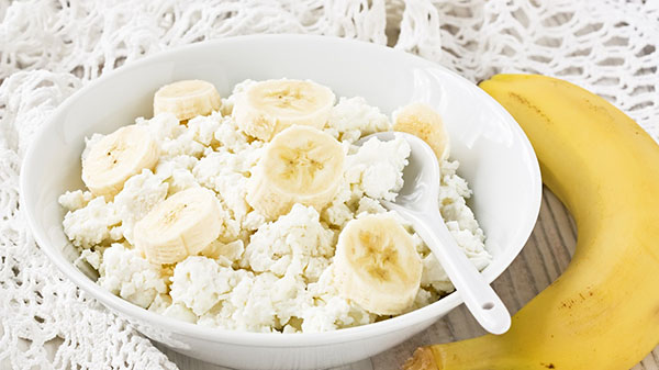 misture o queijo cottage com bananas