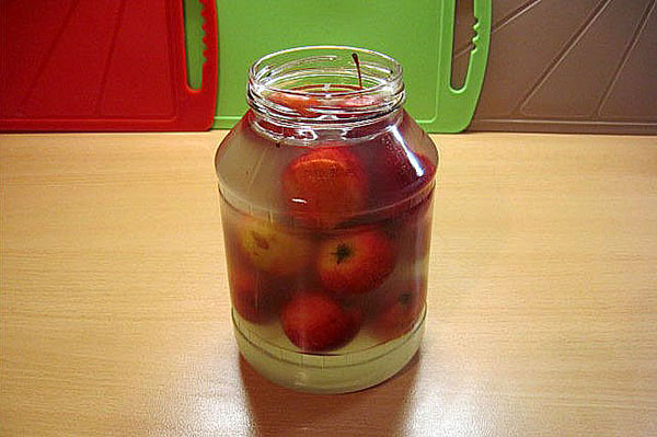 nalijte jabolka z vrelo vodo