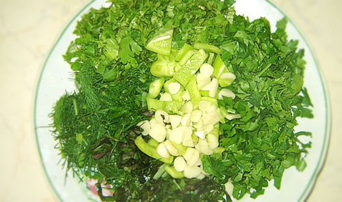 greens en knoflook dragen bij aan de salade