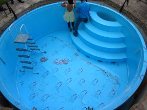 Imagem de uma piscina de plástico