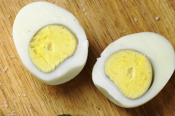 potong telur menjadi dua keping