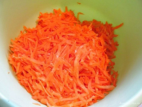 Cenoura ralada misturada com pimenta e alho