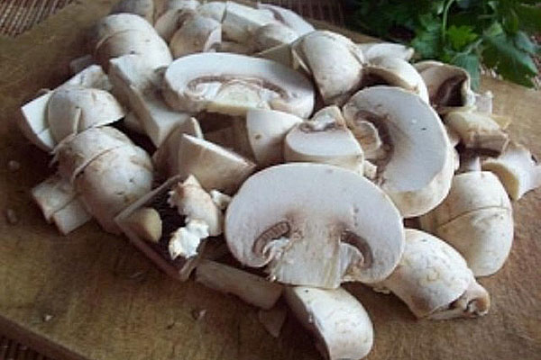 сипајте и пржите печурке