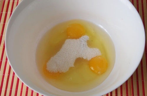 bata os ovos com açúcar