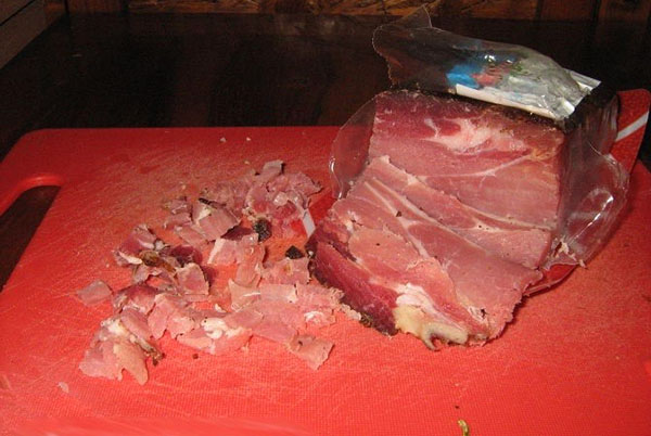 立方体切碎熏制的肉