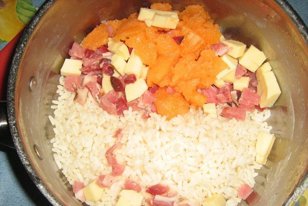 соединить мясо, отварной рис, дыню, сыр