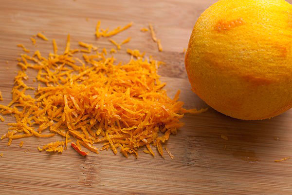 mengisar kulit jeruk