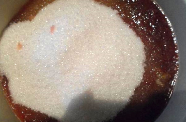 насыпать сахар в варенье