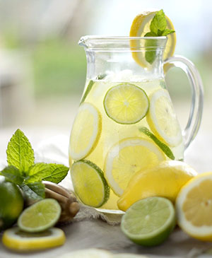 Minum dari minuman lemon pada perut kosong
