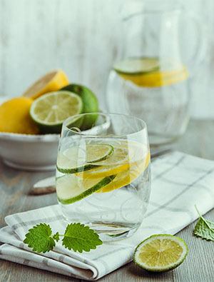 Limon içeceği mide asiditesinin azalmasıyla iyi etki yapar.