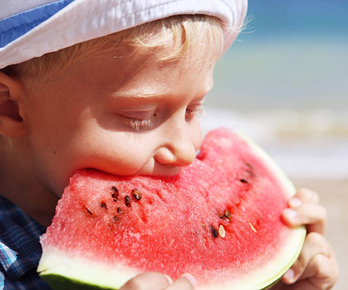 Kinderen moeten de consumptie van watermeloen beperken