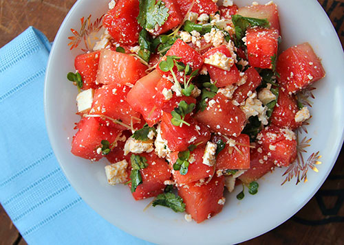Nuttige salade van watermeloen en kaas