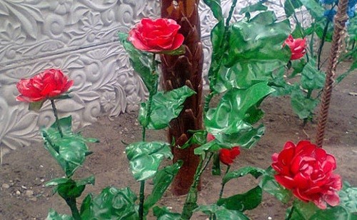 rode rozen van plastic flessen