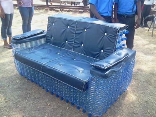 sofa yang diperbuat daripada botol plastik