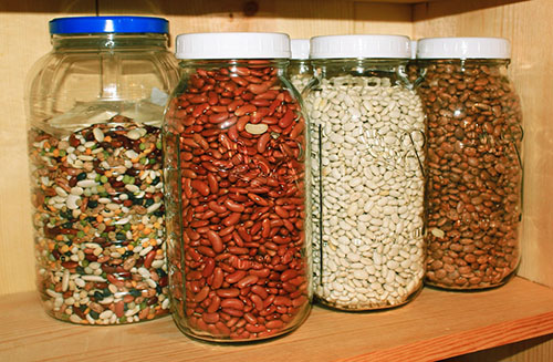 Dobre sušené fazule sú umiestnené v hermetických nádobách