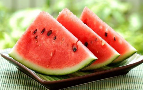 pure watermeloen in plakjes gesneden