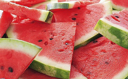 om een ​​watermeloen te snijden, niet in grote brokjes