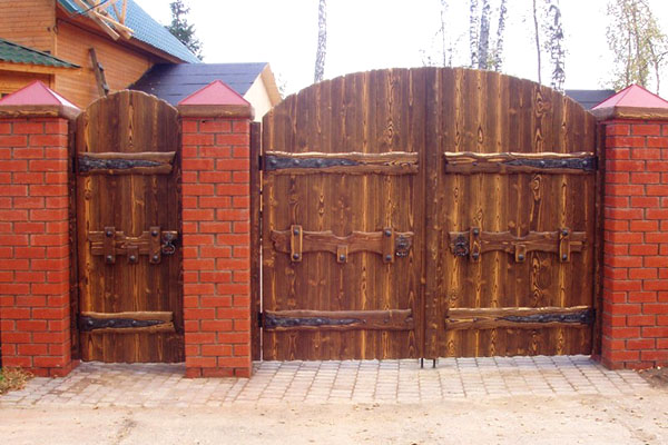 lesena vrata in nihajna vrata