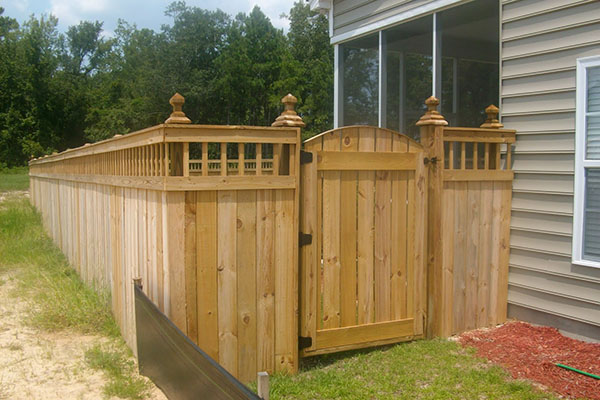 een blinde poort en een hek van hout