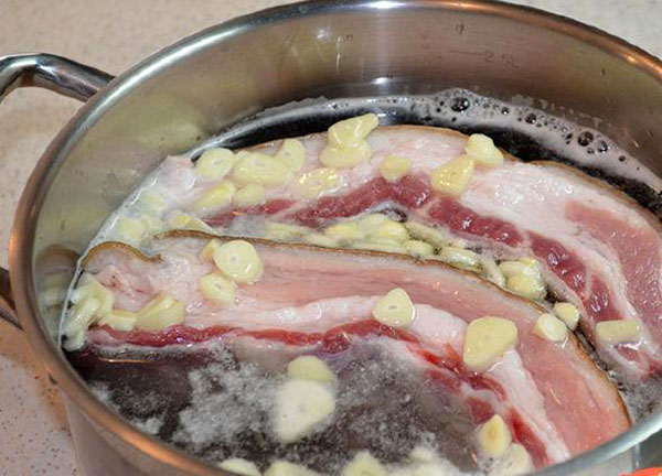 Kami menurunkan bacon dalam air garam mendidih
