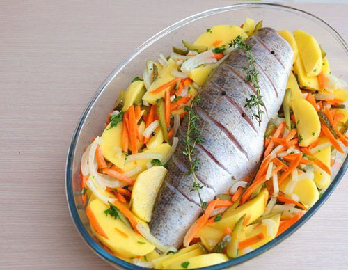 выложить овощи и рыбу в форму