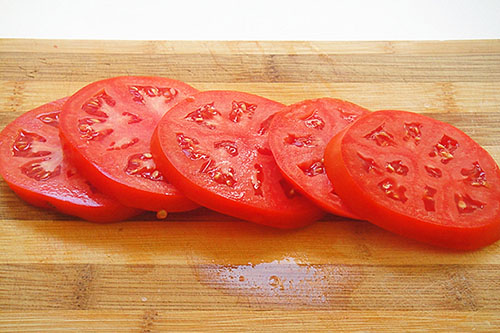 nakrájajte paradajky v kruhoch
