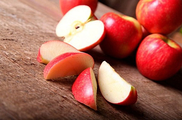 čiste jabuke izrezane na komade