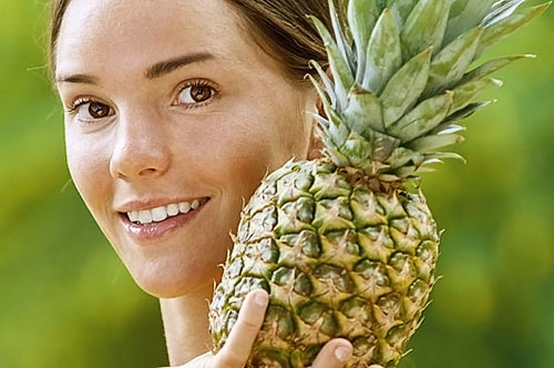 Ananasmassa, applicerad på huden, kommer att förbättra sitt utseende