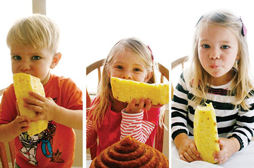 As crianças são dadas abacaxi depois de atingir a idade de três