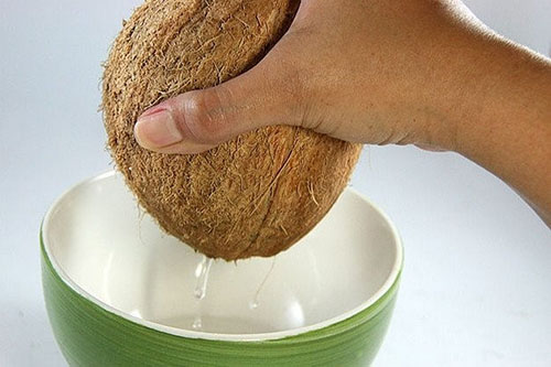 se toarna sucul de nuca de cocos