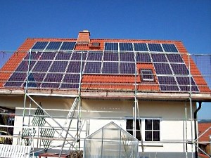 Saulės kolektoriai ant namo stogo