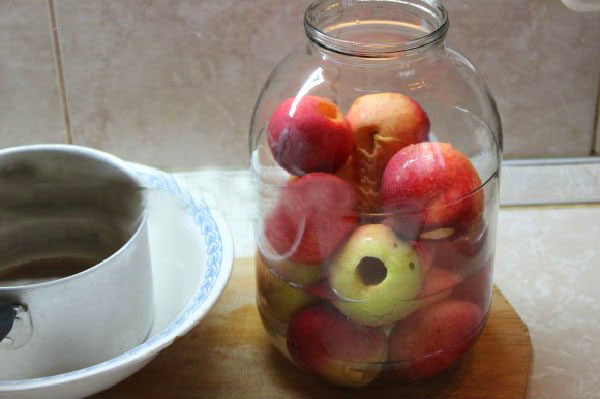 dajte jablká do pohárov