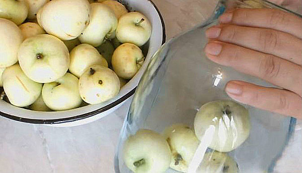 môžete naplniť nádoby s jablkami
