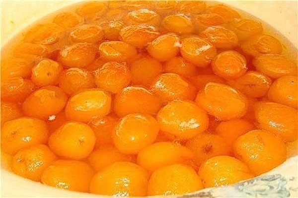 masak aprikot dalam sirap