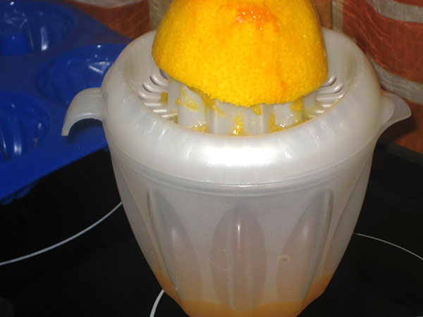 išspauskite apelsinų sultis