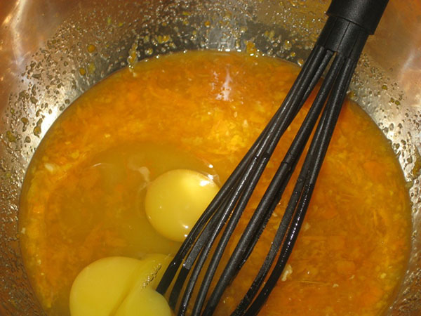 maišykite kiaušinius su dumbliais ir apelsinų sultimis