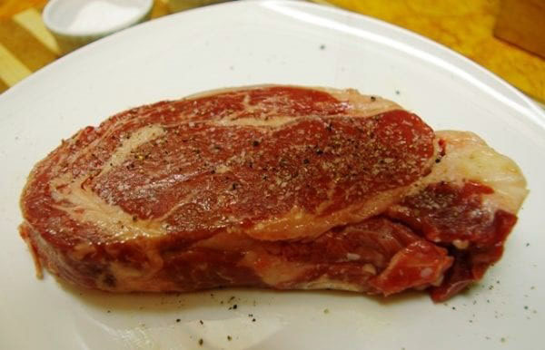 grill stek kött med kryddor