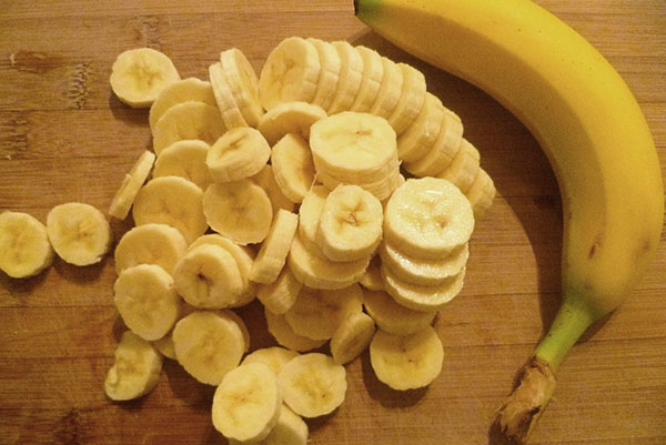 kupas dan potong pisang