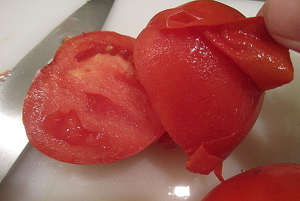 keluarkan kulit dari tomato
