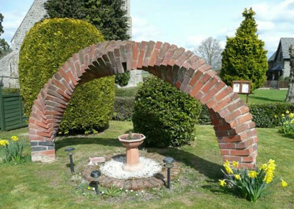 arc de caramida original în grădină