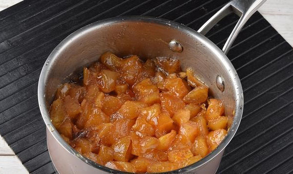 koka sylt från apelsin och äpplen