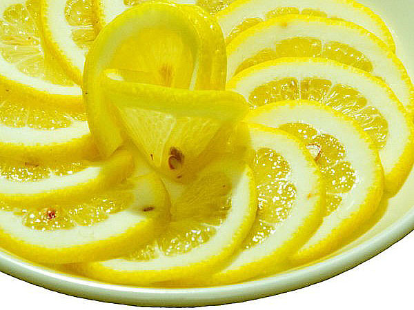 cantik meletakkan lemon