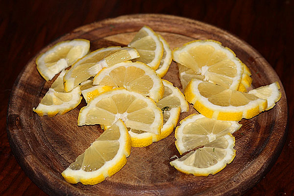 jemne nakrájajte citrón