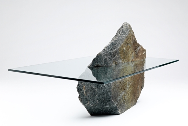 Stôl z betónového kameňa