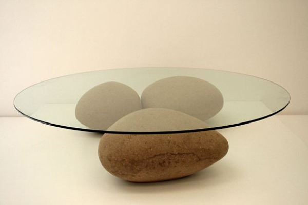 Stôl so stojanom z kameňov